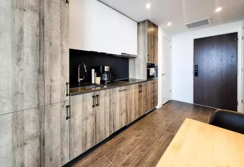هتل Downtown Kitchener Modern Condo