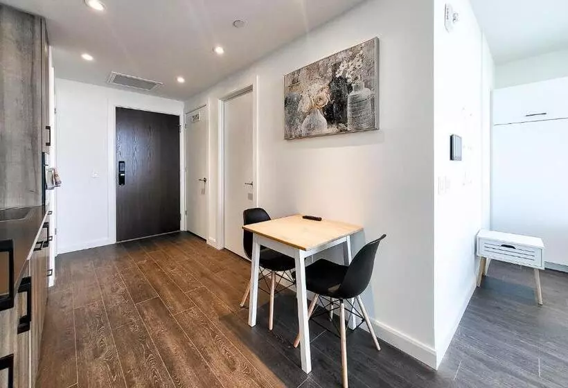 هتل Downtown Kitchener Modern Condo