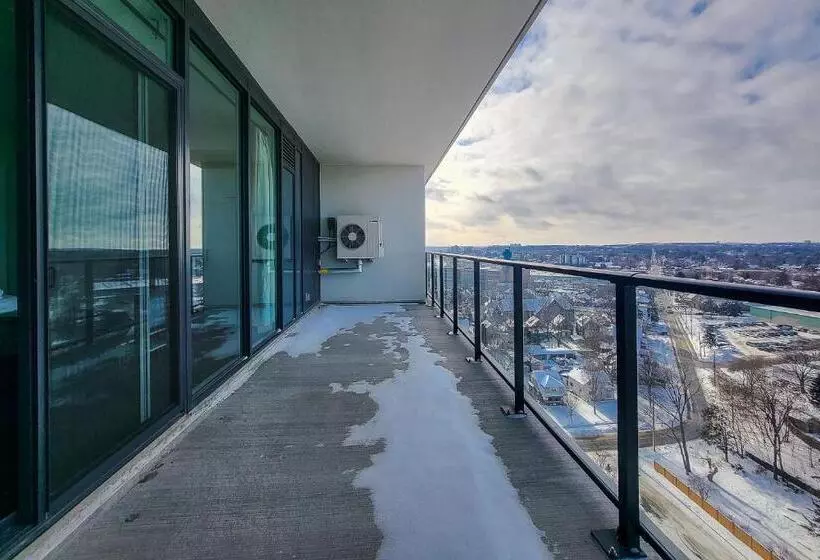 هتل Downtown Kitchener Modern Condo