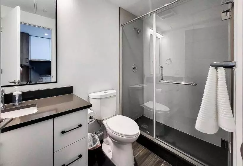 هتل Downtown Kitchener Modern Condo