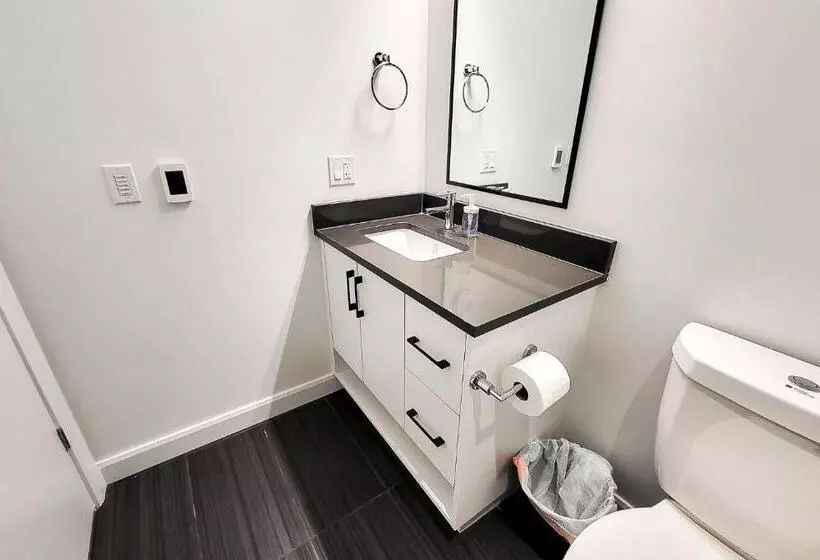 هتل Downtown Kitchener Modern Condo