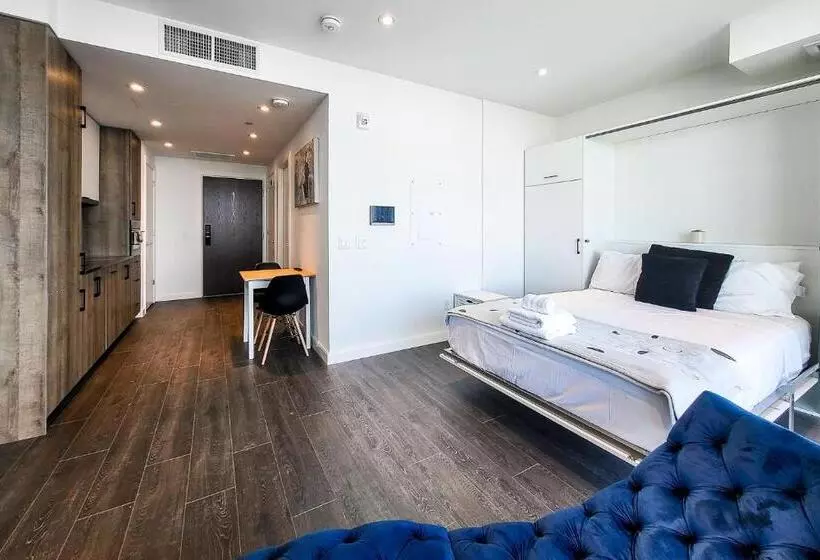 هتل Downtown Kitchener Modern Condo