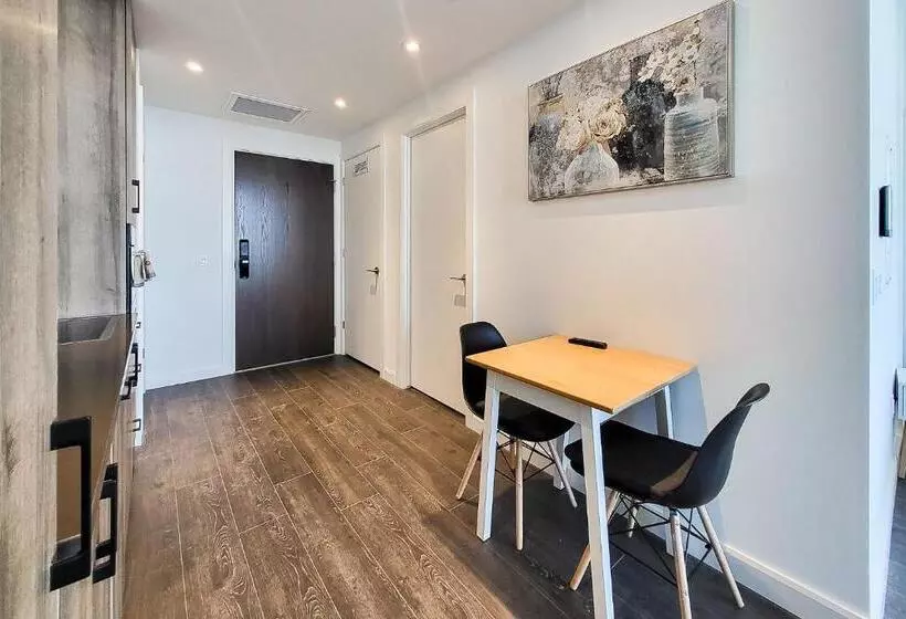 هتل Downtown Kitchener Modern Condo
