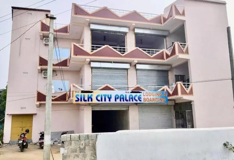 ホテル Oyo Silk City Palace