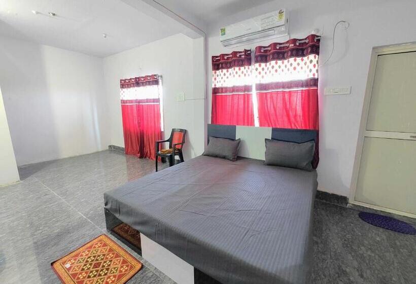 בית מלון כפרי Oyo Silk City Palace