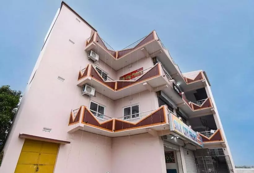 ホテル Oyo Silk City Palace