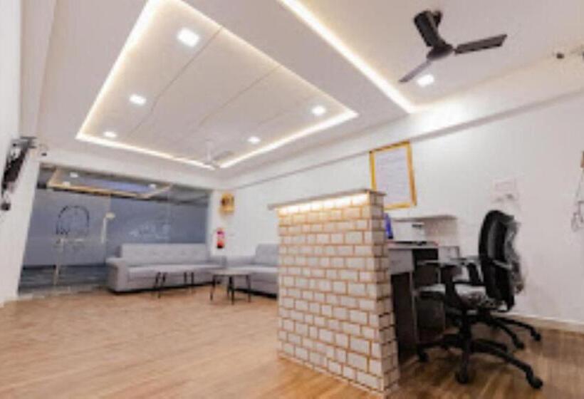 Lennox Hotel , Surat