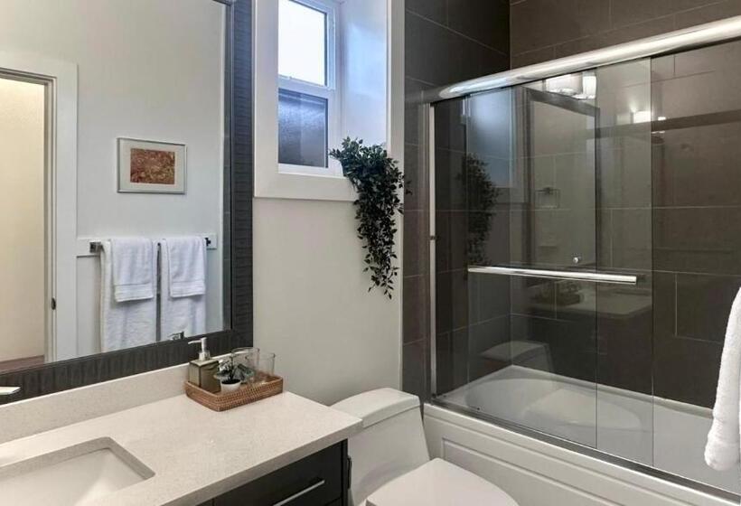 پانسیون Blissful Stay In Surrey Suite 2