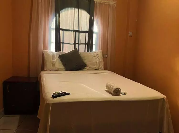 هتل Y Restaurante La Perla