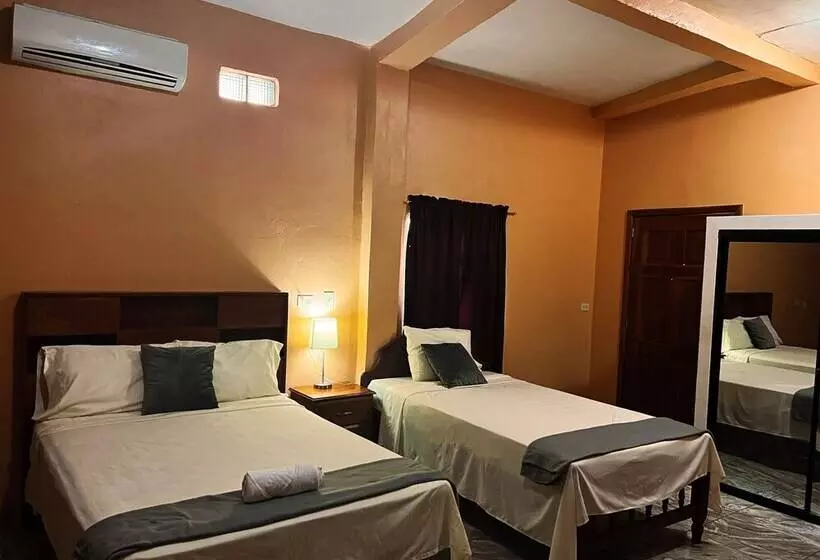 هتل Y Restaurante La Perla