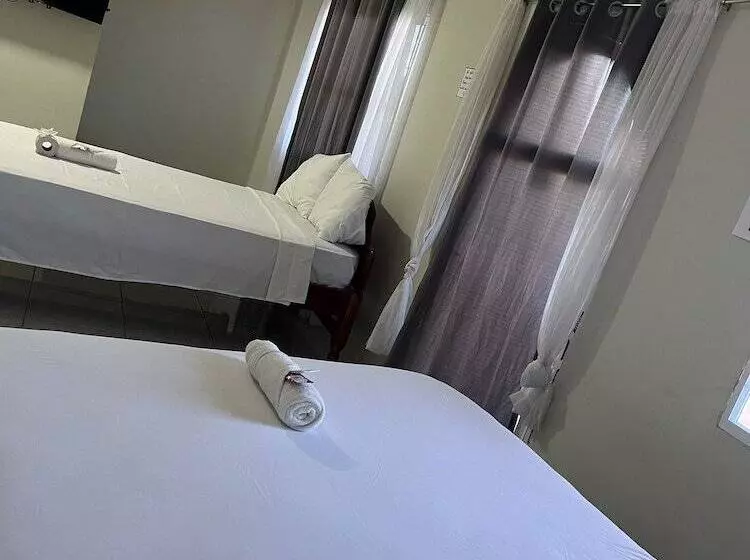 هتل Y Restaurante La Perla