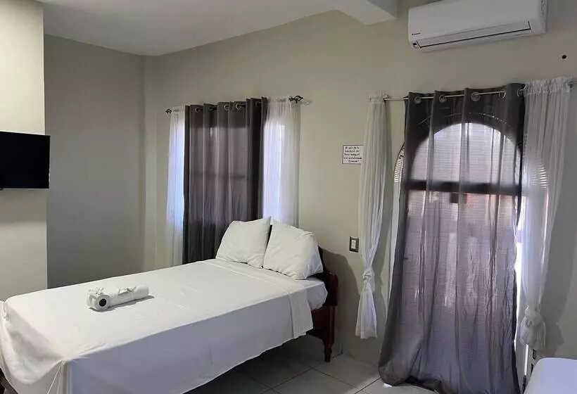 هتل Y Restaurante La Perla