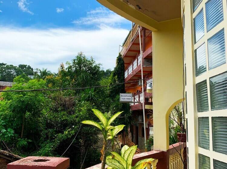 هتل Y Restaurante La Perla