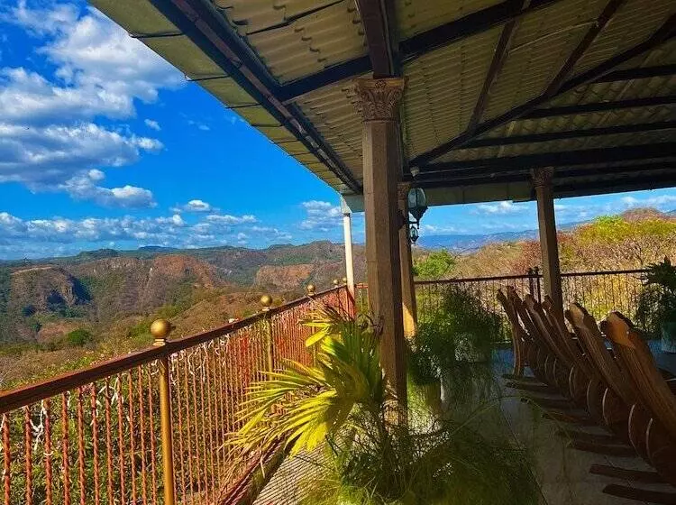 هتل Y Restaurante La Perla