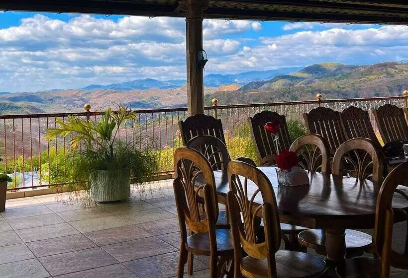 هتل Y Restaurante La Perla