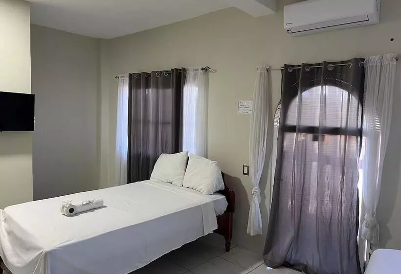 هتل Y Restaurante La Perla