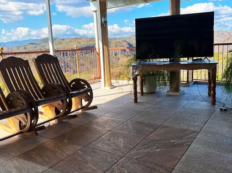 هتل Y Restaurante La Perla