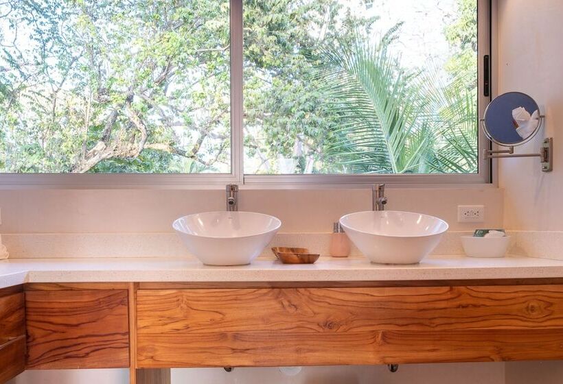 Iluminar Beachfront Suite