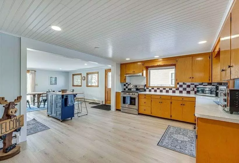 Comfortable Lincoln Home: Walk To Main Street!