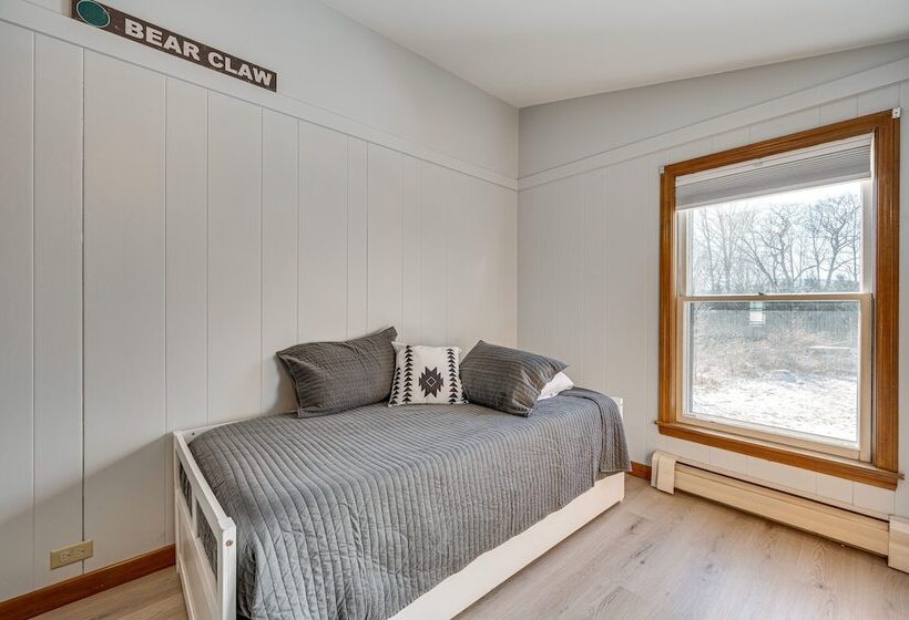 Comfortable Lincoln Home: Walk To Main Street!