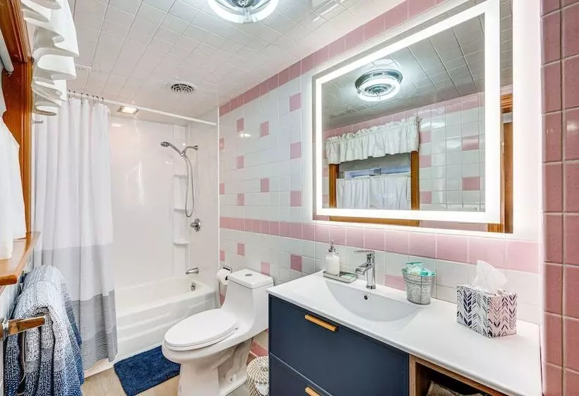 Comfortable Lincoln Home: Walk To Main Street!