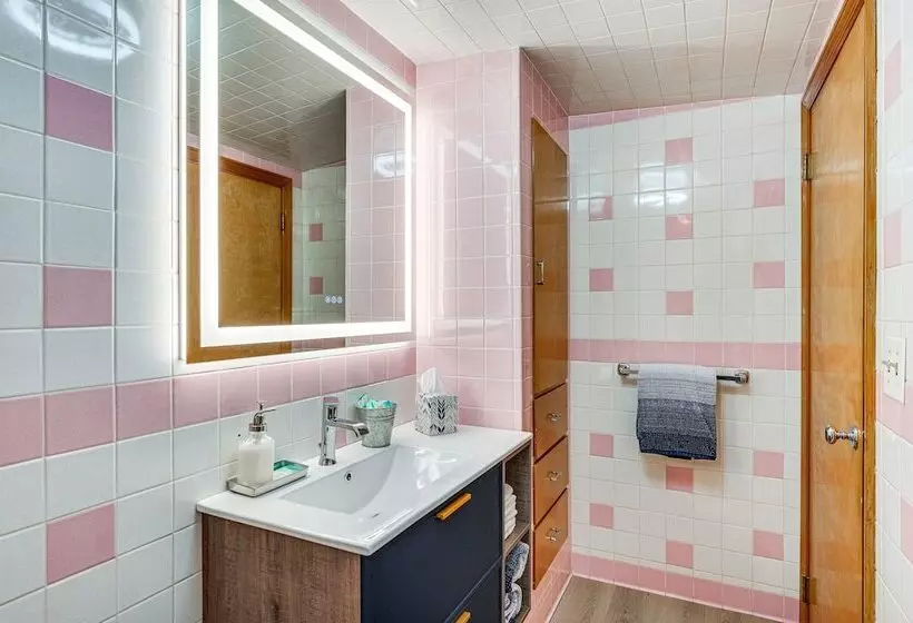 Comfortable Lincoln Home: Walk To Main Street!