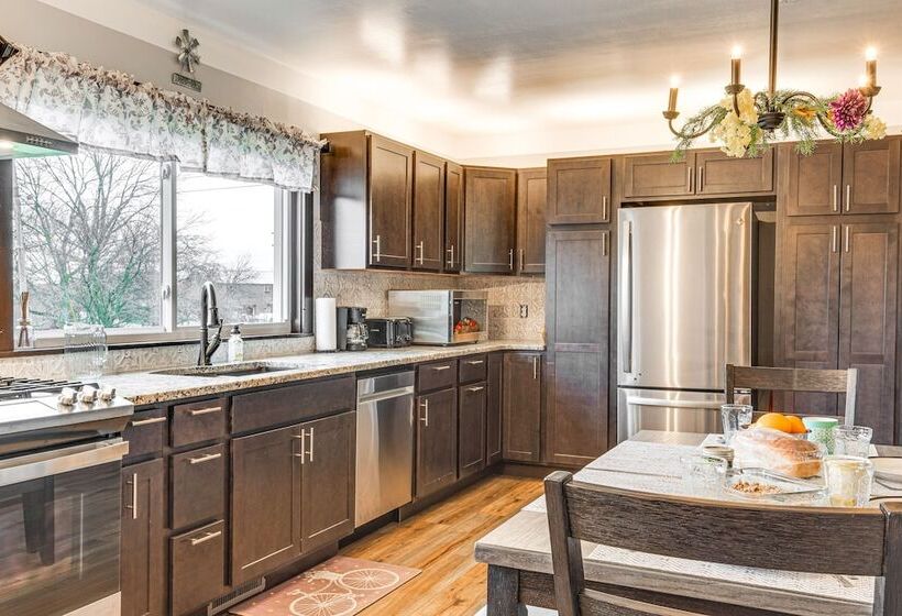 Cozy Richmond Home W/ Fire Pit: Walk, Bike & More!