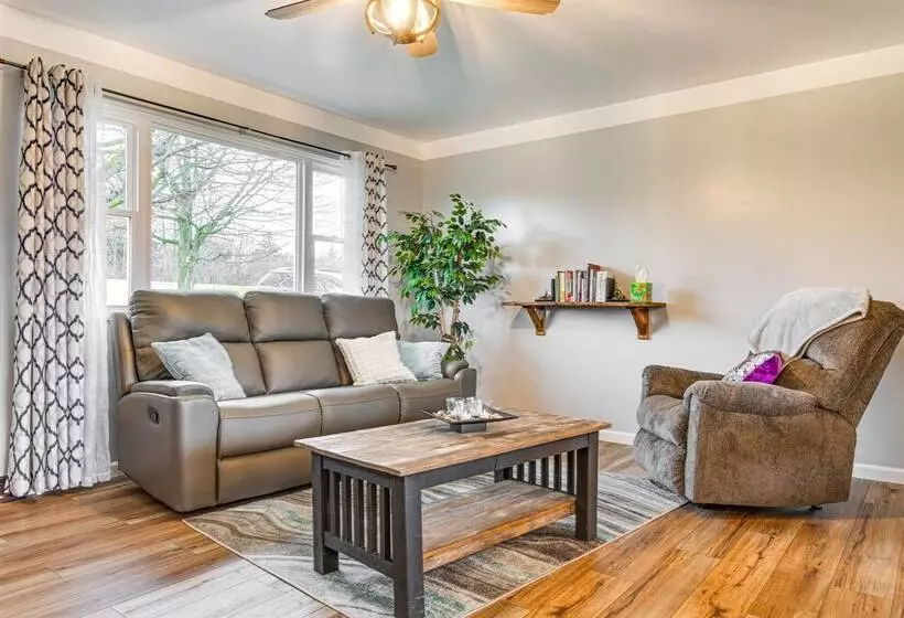 Cozy Richmond Home W/ Fire Pit: Walk, Bike & More!