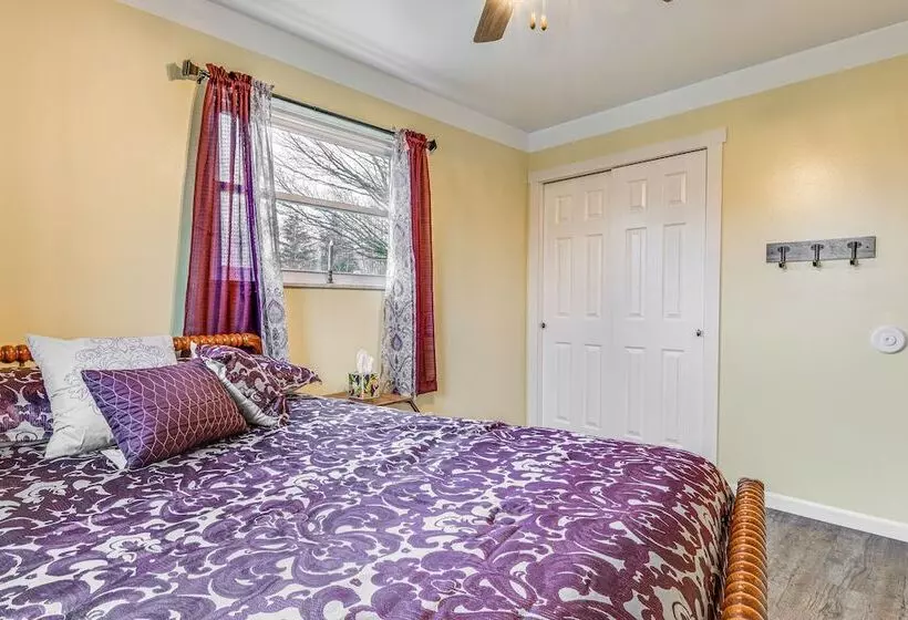 Cozy Richmond Home W/ Fire Pit: Walk, Bike & More!