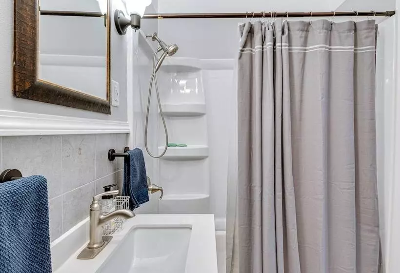 Cozy Richmond Home W/ Fire Pit: Walk, Bike & More!