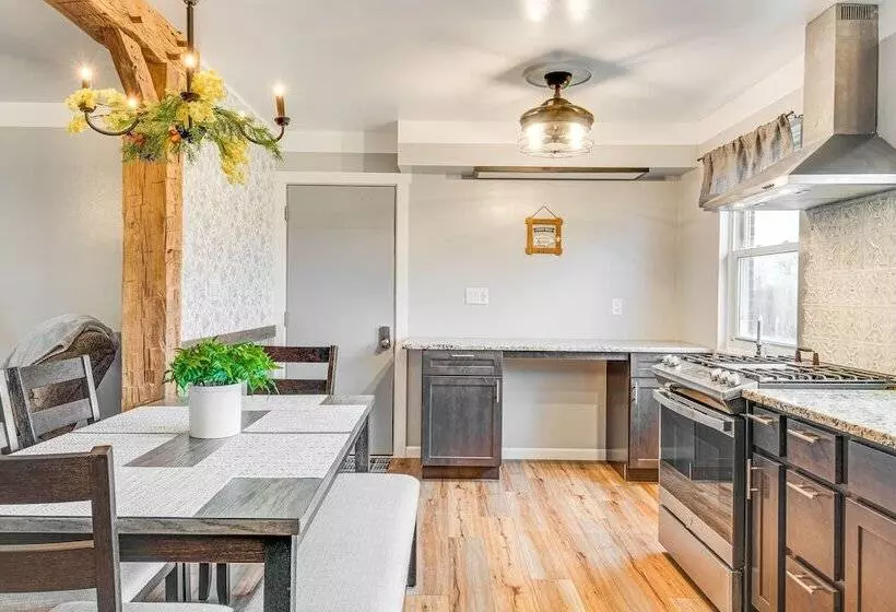 Cozy Richmond Home W/ Fire Pit: Walk, Bike & More!