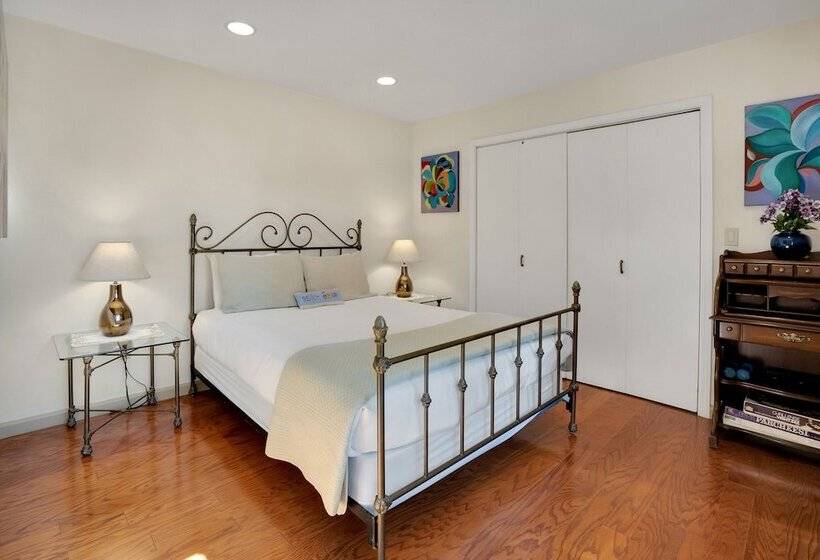 Stunning Coastal Cottage W/ Views Of Monterey Bay!