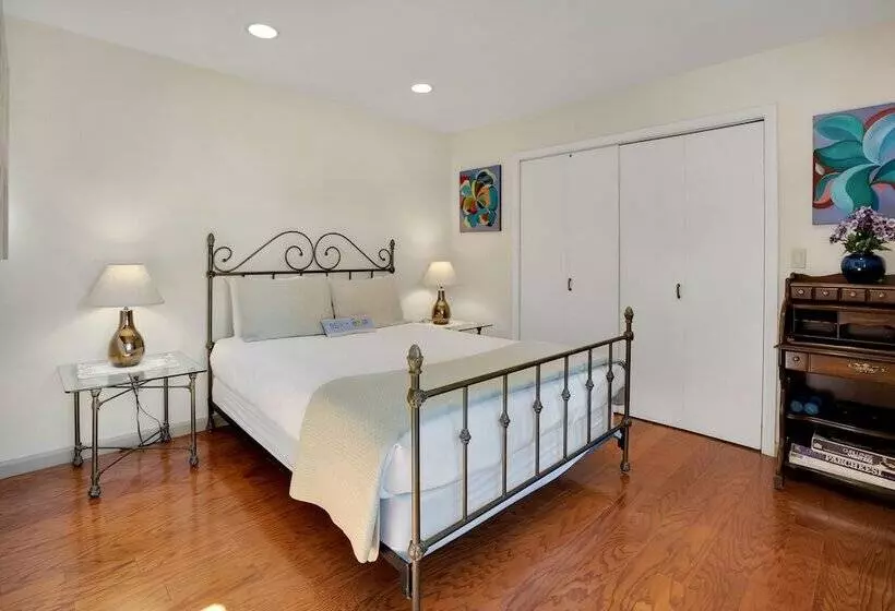 Stunning Coastal Cottage W/ Views Of Monterey Bay!