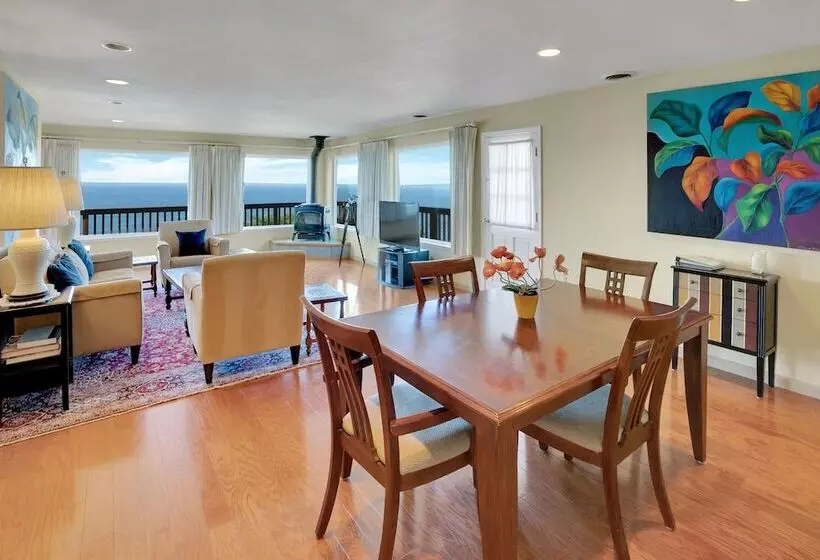 Stunning Coastal Cottage W/ Views Of Monterey Bay!