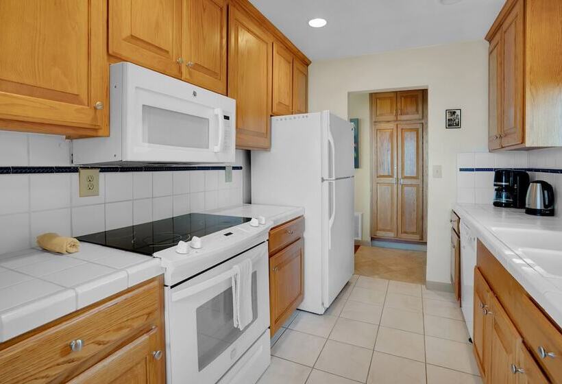 Stunning Coastal Cottage W/ Views Of Monterey Bay!