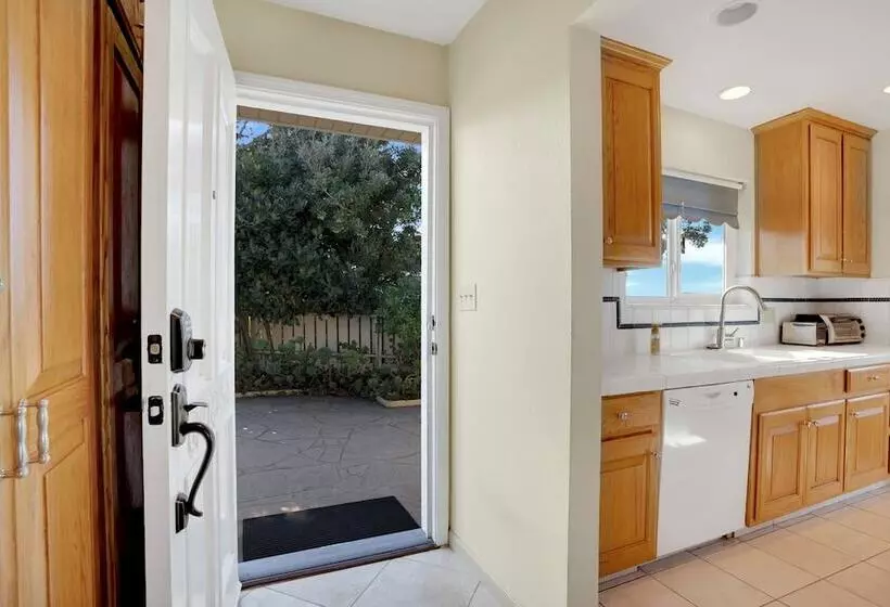 Stunning Coastal Cottage W/ Views Of Monterey Bay!