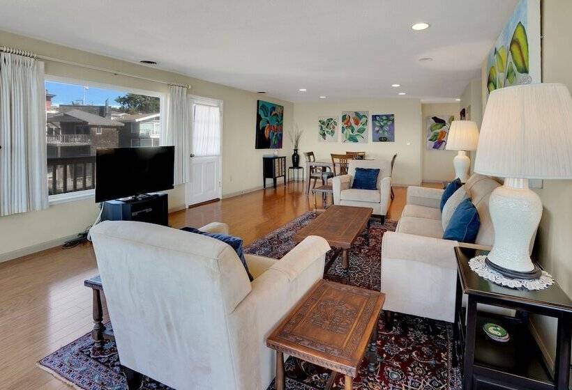 Stunning Coastal Cottage W/ Views Of Monterey Bay!