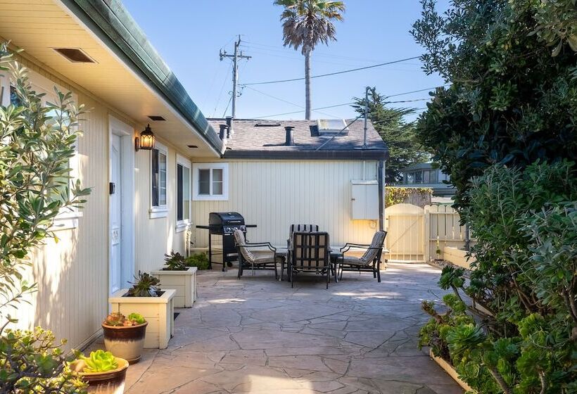 Stunning Coastal Cottage W/ Views Of Monterey Bay!