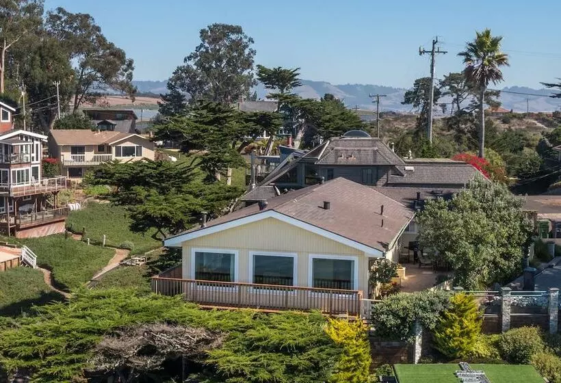 Stunning Coastal Cottage W/ Views Of Monterey Bay!