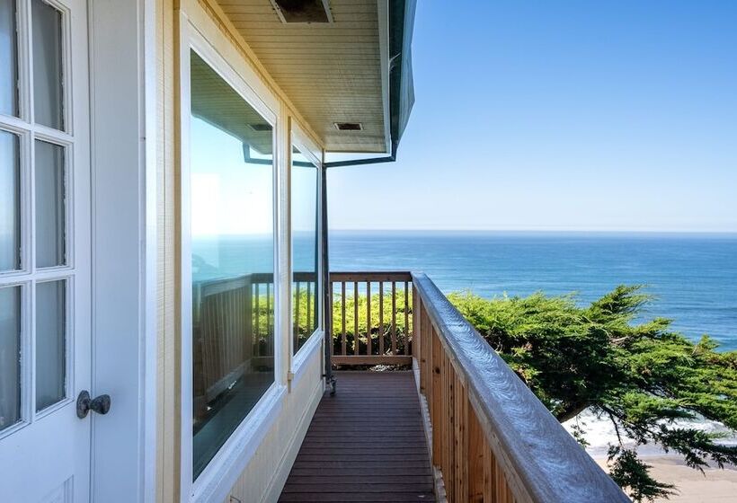 Stunning Coastal Cottage W/ Views Of Monterey Bay!