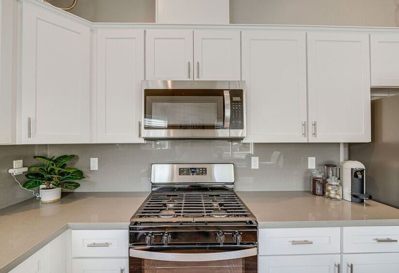 Dog Friendly Home Near Golfing In Bakersfield!