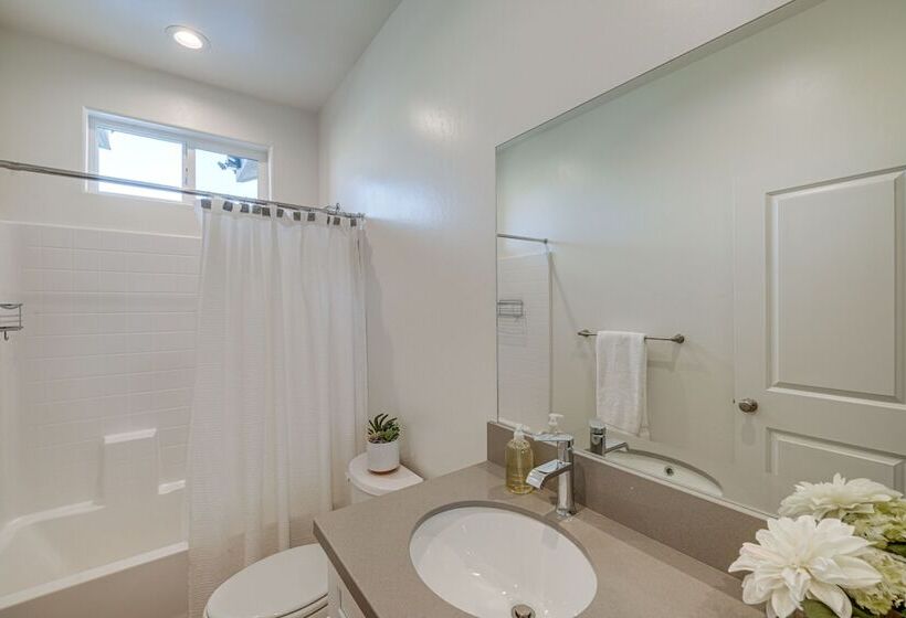 Dog Friendly Home Near Golfing In Bakersfield!