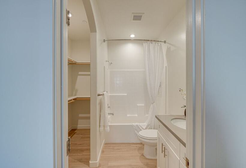 Dog Friendly Home Near Golfing In Bakersfield!