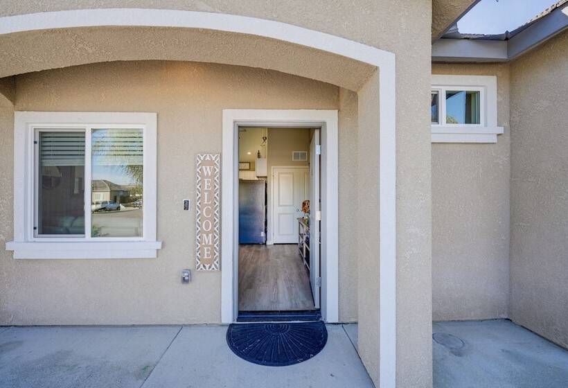 Dog Friendly Home Near Golfing In Bakersfield!
