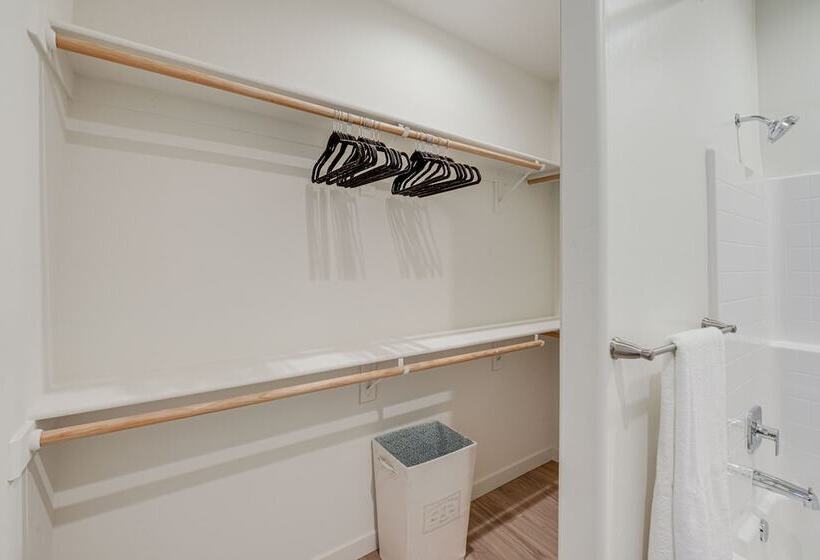 Dog Friendly Home Near Golfing In Bakersfield!