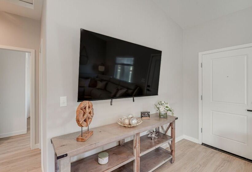 Dog Friendly Home Near Golfing In Bakersfield!