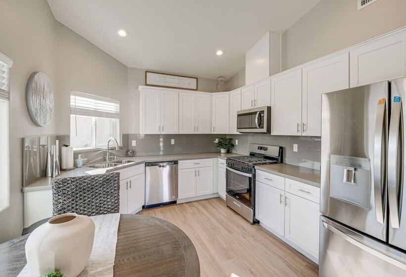 Dog Friendly Home Near Golfing In Bakersfield!