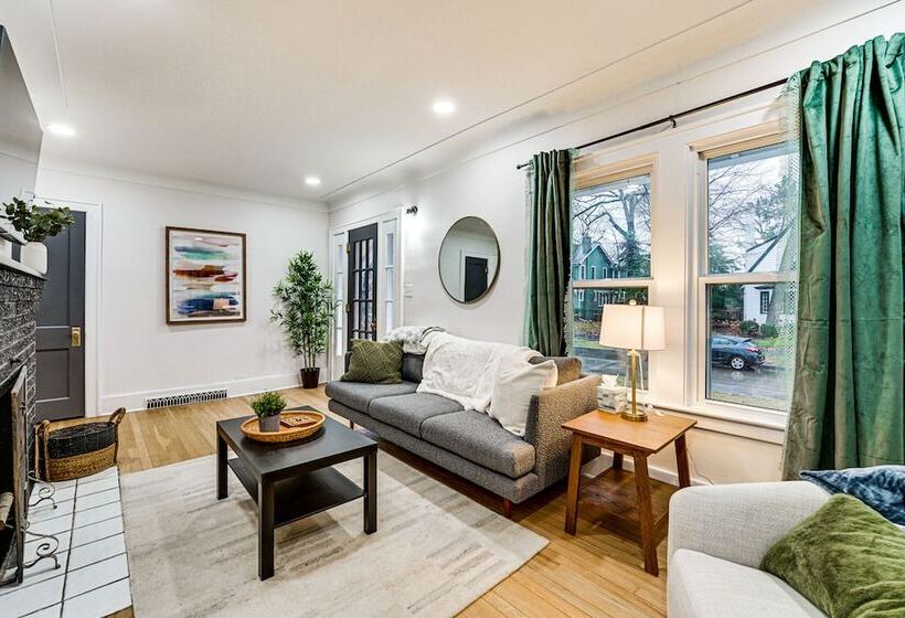 Dog Friendly Pleasant Ridge Home: 13 Mi To Detroit