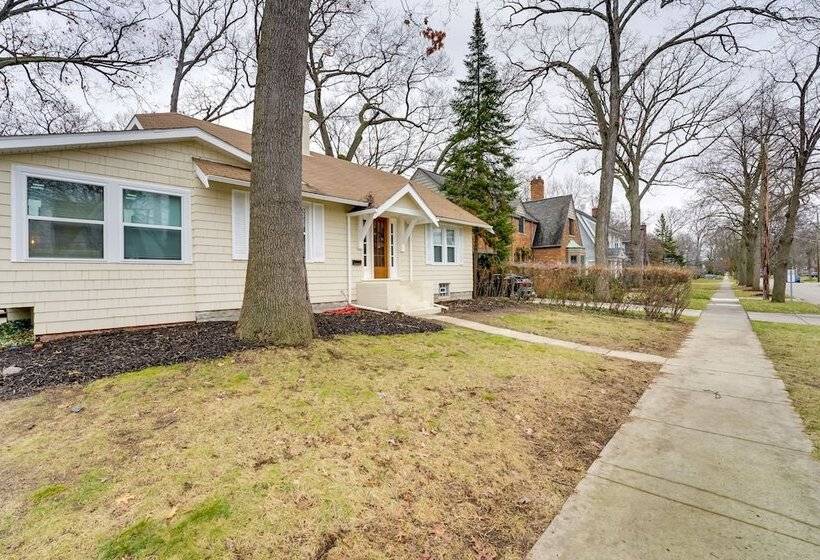 Dog Friendly Pleasant Ridge Home: 13 Mi To Detroit