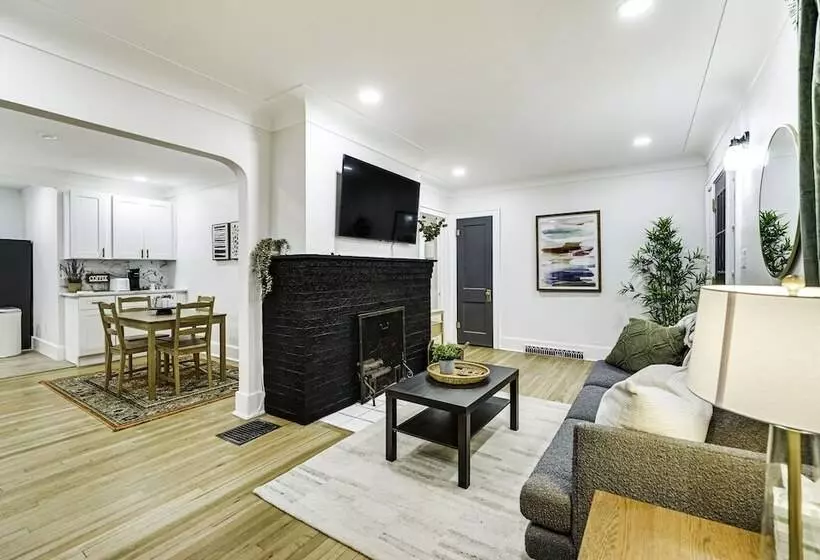 Dog Friendly Pleasant Ridge Home: 13 Mi To Detroit